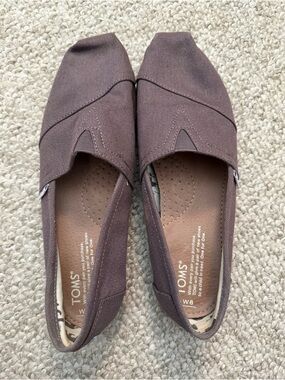 TOMS Classic Canvas Flats - Size 8